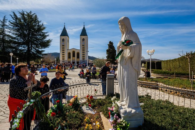 Wierni w sanktuarium w Medjugorje /Zvonimir Barisin/PIXSELL /PAP/PIXSELL