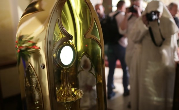 Wierni z całej Polski zjechali do Legnicy. Chcą być świadkami cudu eucharystycznego