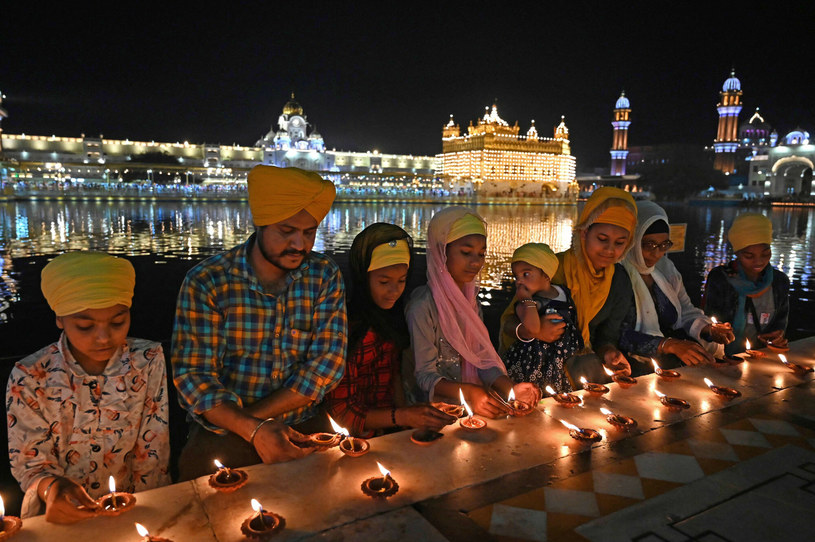 Wierni zapalają ziemne lampy olejowe z okazji rocznicy urodzin sikhijskiego Guru Arjan Dev, Amritsar 12 kwietnia 2023 roku. (Foto Narinder NANU / AFP) /East News