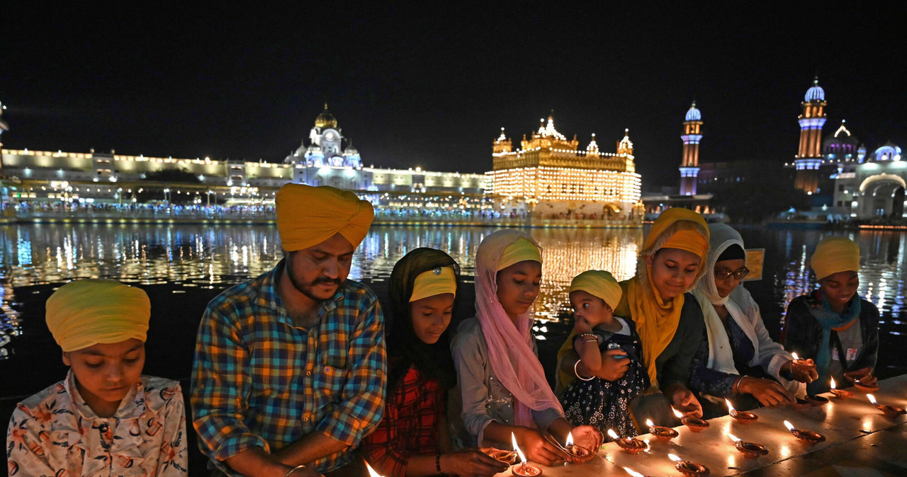 Wierni zapalają ziemne lampy olejowe z okazji rocznicy urodzin sikhijskiego Guru Arjan Dev, Amritsar 12 kwietnia 2023 roku. (Foto Narinder NANU / AFP) /East News