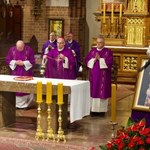 Wierni żegnają arcybiskupa seniora Edmunda Piszcza