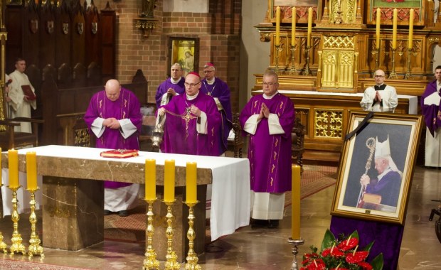 Wierni żegnają arcybiskupa seniora Edmunda Piszcza