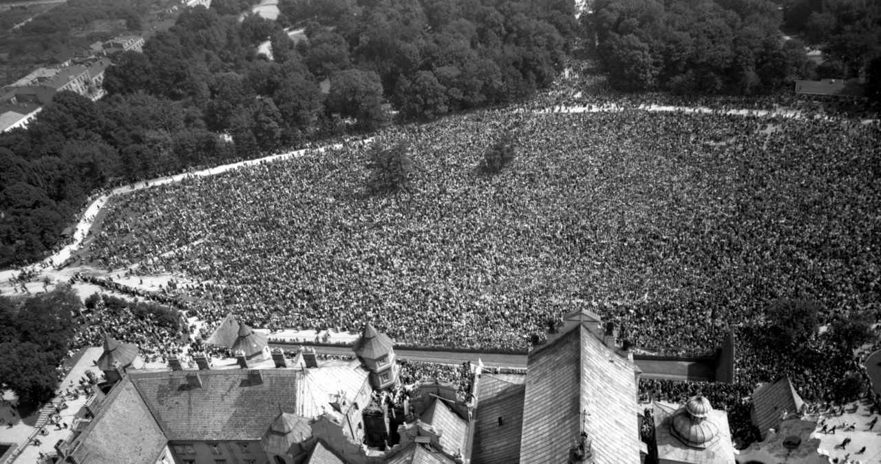 Wierni zgromadzeni na odnowieniu Ślubów Jasnogórskich, Jasna Góra, 26.08.1956 /Zbyszko Siemaszko /Agencja FORUM