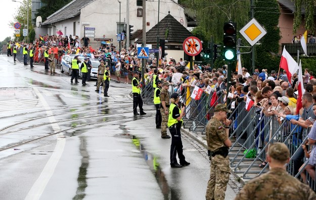 Wierni zgromadzeni na trasie przejazdu papieża Franciszka z lotniska na Wawel /Paweł Supernak /PAP