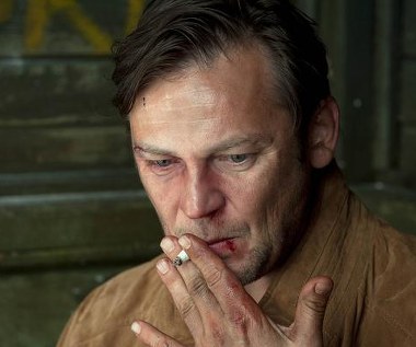 "Wieś mówi, że ci się w głowie pomieszało" - odpowiada na to Franek. "Nie rób tego, to się źle skończy"; "czemu akurat ty, durniu, masz się za obcych zmarłych upominać"; "dlaczego ty, my z Żydkami nigdy nie mieliśmy nic wspólnego", chociaż - "ja poznałem dobrze Żydów w Chicago"; "ludziom chcesz się narażać" - takie m.in. słowa kieruje do Józka Franek- fot. Apple Film Production/Marcin Makowski, dystr. Monolith Films