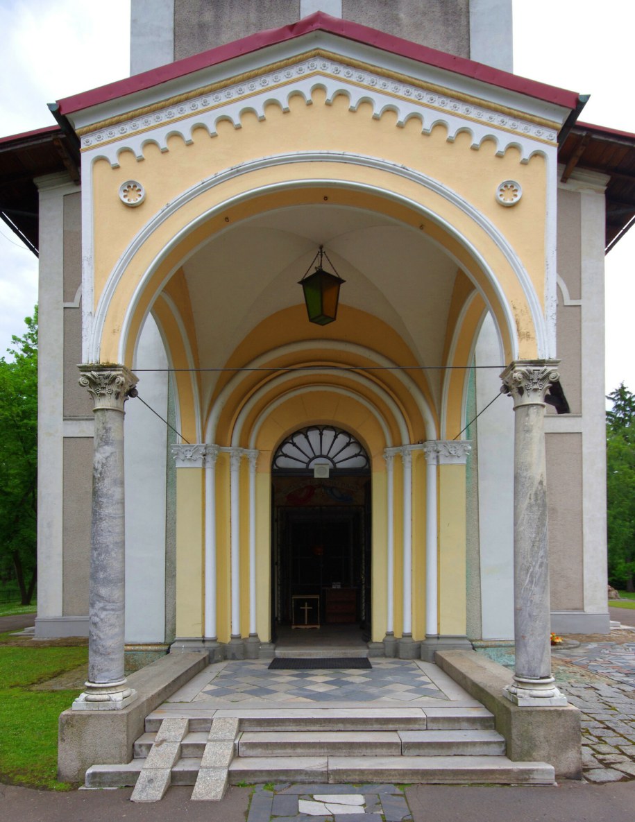 Wieś Mysłakowice - kościół pod wezwaniem Najświetszego Serca Pana Jezusa, dawniej ewangelicki. Najcenniejszym elementem budowli są marmurowe kolumny z Pompei podarowane przez króla Neapolu