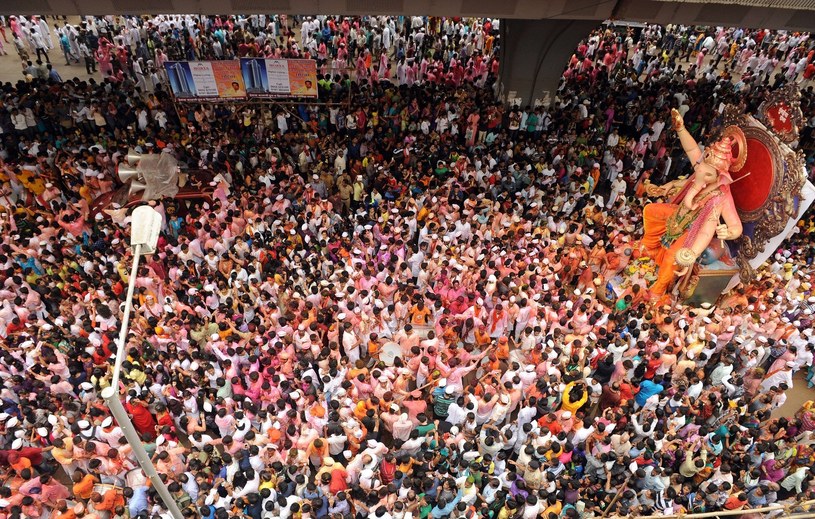 Wieść o żywych figurkach wyciągnęła tłumy na ulice Indii /East News
