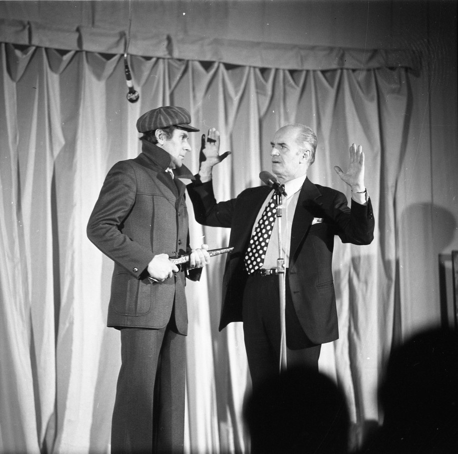 Wiesław Gołas i Edward Dziewoński w czasie występu Kabaretu Dudek /Witold Rozmysłowicz   /PAP