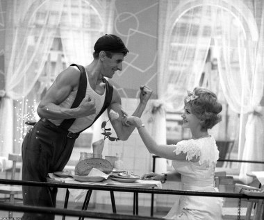 Wiesław Gołas współpracował z Kabaretem "Dudek" i Kabaretem Starszych Panów. Był również współtwórcą kabaretu "Koń". Wylansowane przez niego w latach 60. przeboje - "W Polskę idziemy", "Tupot białych mew", "W co się bawić" czy "Upiorny twist" - należą do klasyki gatunku.

Purenonsensowy humor duetu Przybora-Wasowski udało się uchwycić na kinowym ekranie Kazimierzowi Kutzowi w "Upale" (1964). Bicepsy Wiesława Gołasa sprawdziła tam Barbara Krafftówna.

 