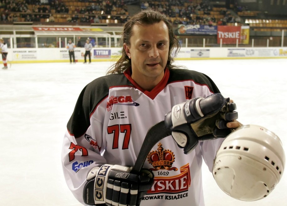 Wiesław Tupaczewski podczas meczu Hokejowej Reprezentacji Artystów Polskich z drużyną kierowców rajdowych, z którego dochód przeznaczono na Wielką Orkiestrę Świątecznej Pomocy, styczeń 2006 /Andrzej Grygiel /PAP