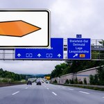 Wiesz co oznacza pomarańczowa strzałka na autostradzie? To ważna wskazówka