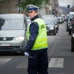 Wiesz co znaczą te gesty policjanta? Gdy stoi tyłem też na nie uważaj