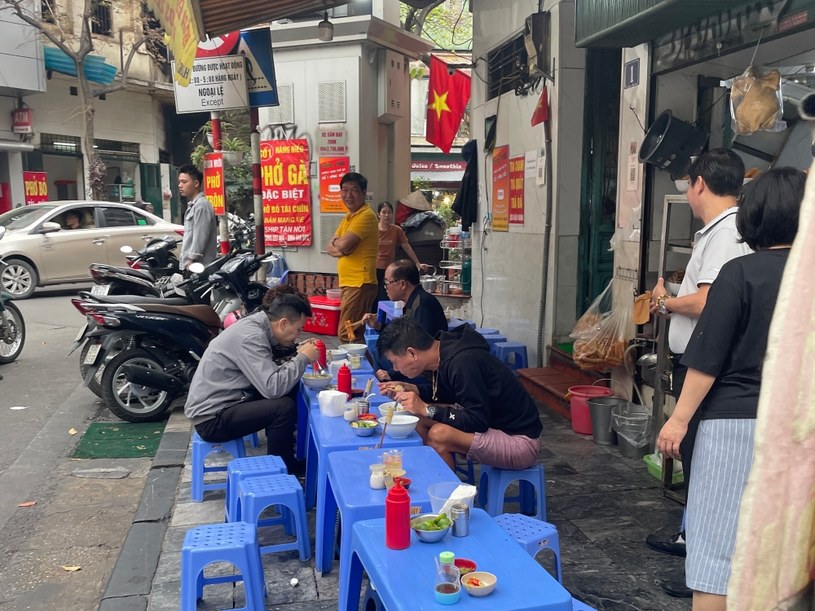 Wietnamczycy jedzący śniadanie w jednej z knajpek w Old Quarter /Agnieszka Maciaszek /archiwum prywatne