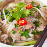 Wietnamska zupa pho: Co to takiego i z czym ją podawać?