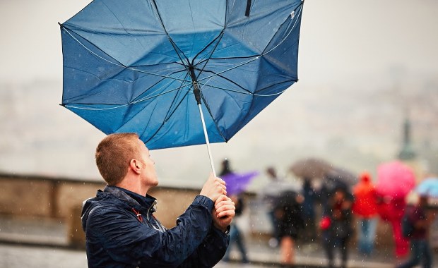 Wietrznie, mgliście, z opadami. Pogoda na początek tygodnia