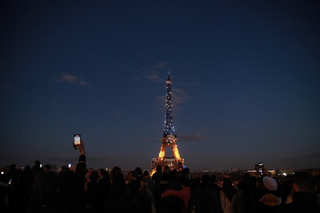 Wieża Eiffla w Paryżu rozświetlona barwami flagi ukraińskiej /MOHAMMED BADRA /PAP/EPA