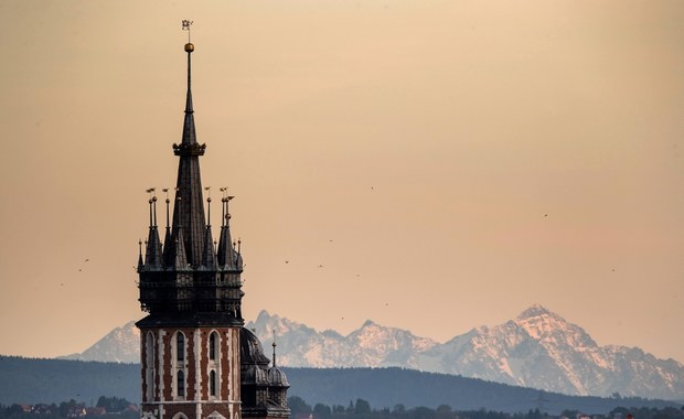 ​Wieża hejnałowa bazyliki Mariackiej w Krakowie czyszczona laserem