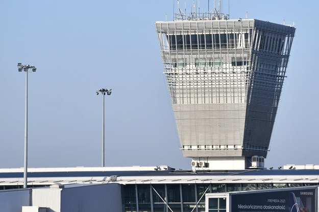 Wieża kontroli lotów międzynarodowego portu lotniczego Chopina /Radek Pietruszka /PAP