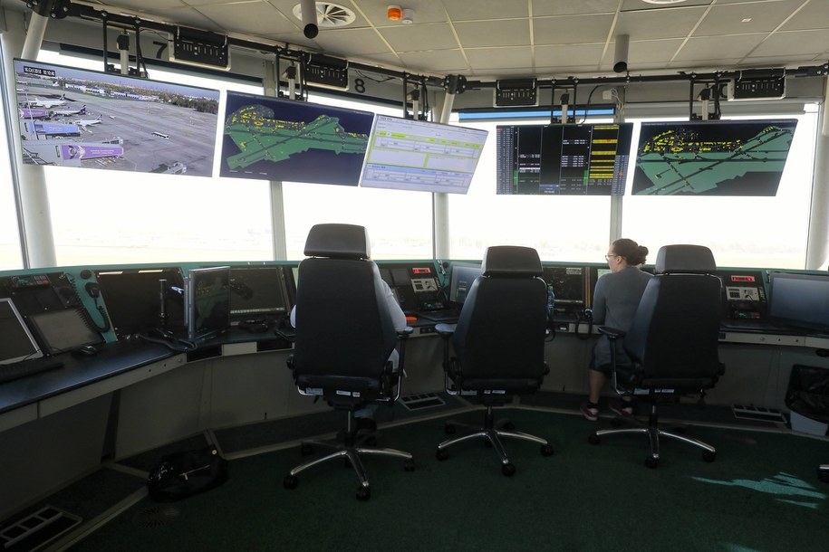 Wieża kontroli lotów w siedzibie Polskiej Agencji Żeglugi Powietrznej w Warszawie, zdj. z 2018 roku /Paweł Supernak /PAP