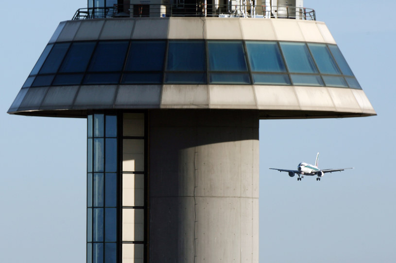 Wieża kontrolna na lotnisku w Mediolanie /AFP