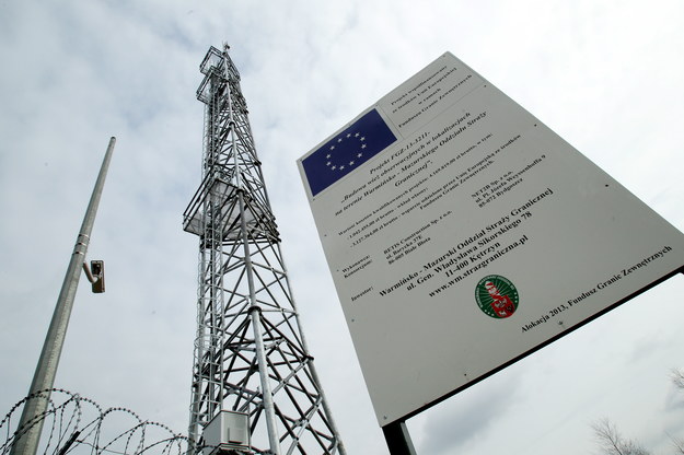 Wieża obserwacyjna straży granicznej w pobliżu miejscowości Żardyny /Tomasz Waszczuk /PAP