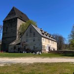 Wieża od wieków stała w szczerym polu. Pod tynkiem znaleziono skarb