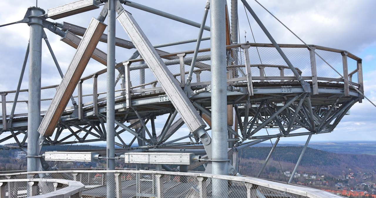 Wieża Sky Walk oferuje niesamowity widok na Góry Izerskie /Albin Marciniak /East News