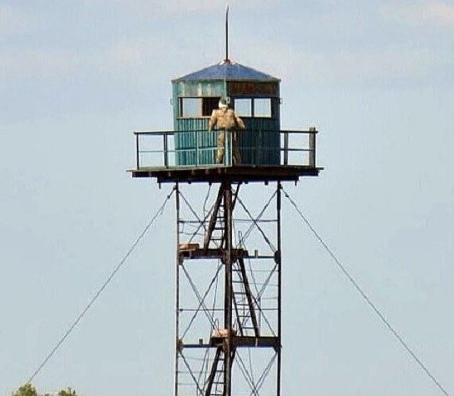 Wieża strażnicza z kukłą stojącą na straży granic Rosji /INTERIA.PL/materiały prasowe
