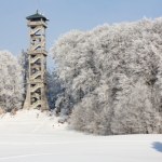 Wieża widokowa idealna na zimowy spacer. Zrobisz tam nawet ognisko