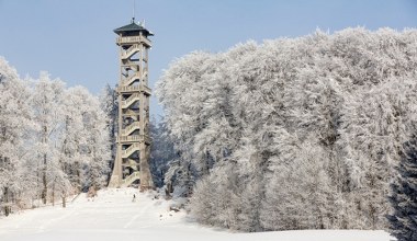 Wieża widokowa idealna na zimowy spacer. Zrobisz tam nawet ognisko