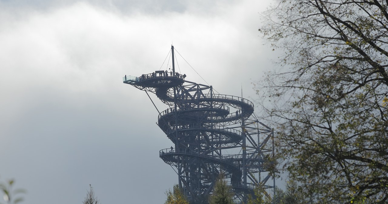 Wieża widokowa Sky Walk to jedna z większych atrakcji Świeradowa-Zdroju, która przyciąga turystów niczym magnes. /East News