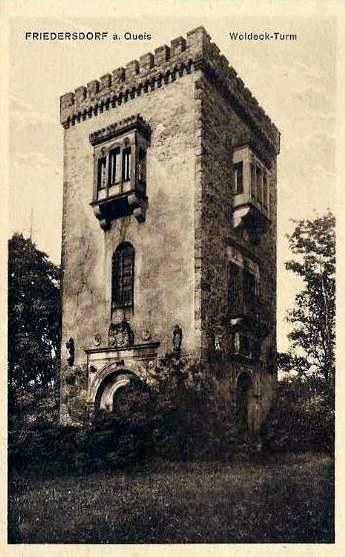 Wieża Woldecka wzniesiona nieopodal pałacu /Odkrywca