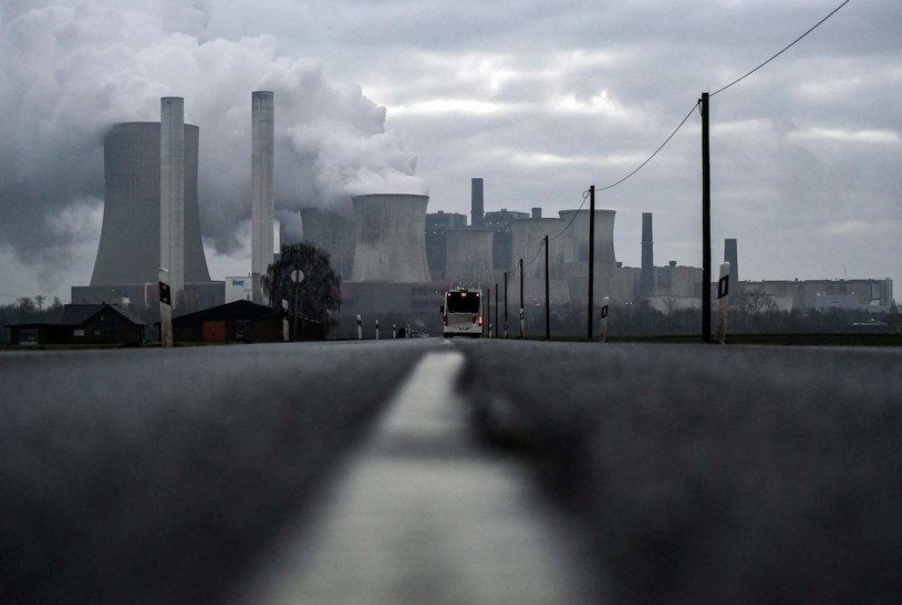 Wieże chłodnicze opalanej węglem brunatnym elektrowni niemieckiego giganta energetycznego RWE w Niederaussem w zachodnich Niemczech /Ina Fassbender /AFP