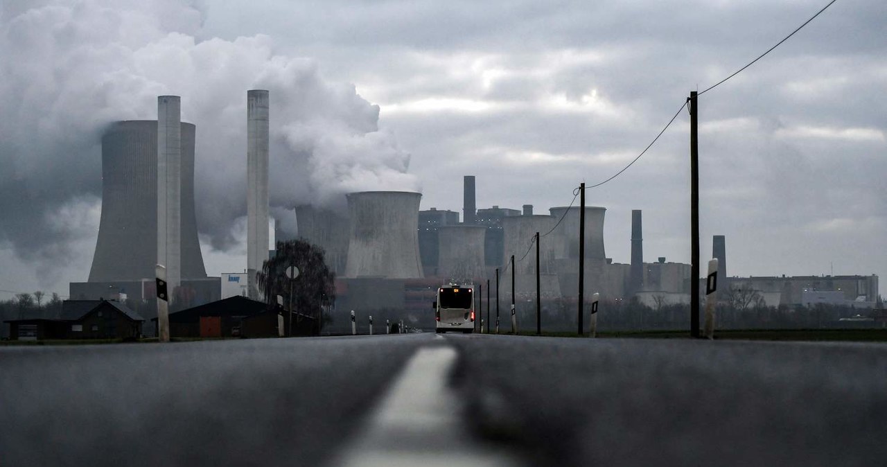 Wieże chłodnicze opalanej węglem brunatnym elektrowni niemieckiego giganta energetycznego RWE w Niederaussem w zachodnich Niemczech /Ina Fassbender /AFP