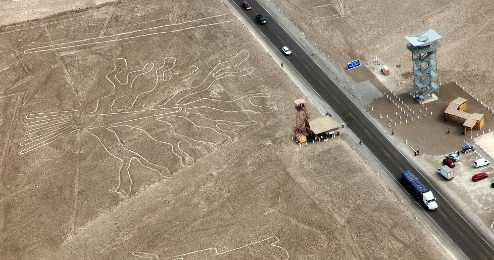 Wieże widokowe umożliwiające podziwianie rysunków w Nazca /Twitter