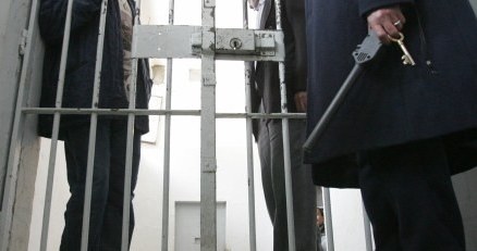 Więzienne kraty nie przeszkadzają skazanym na korzystanie z internetu... /AFP