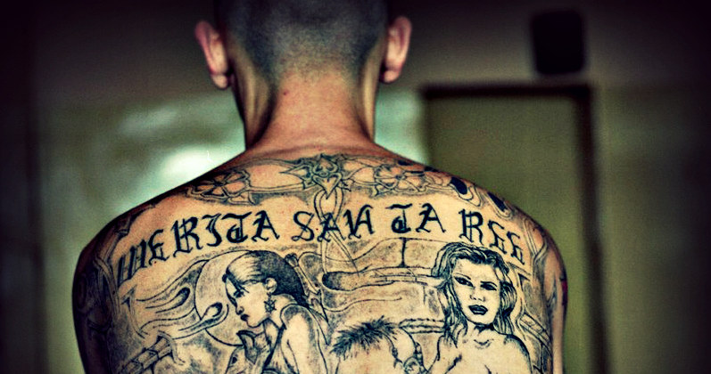 Więzienne tatuaże zawierają ukryte znaczenia. Często ostrzegają przed danym osobnikiem... /East News