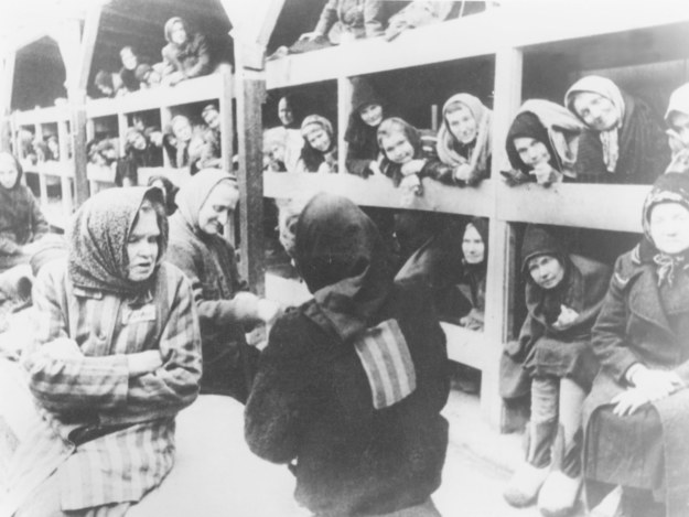 Więźniarki w barakach KL Auschwitz /UPPA/Photoshot    /PAP