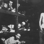 Więźniowie Auschwitz sowieckich żołnierzy witali jako wyzwolicieli