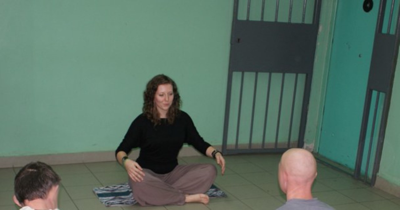 Więźniowie ćwiczą jogę w więzieniu