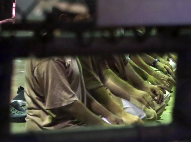 Więźniowie Guantanamo podczas modlitwy /MAREN HENNEMUTH/DPA /PAP