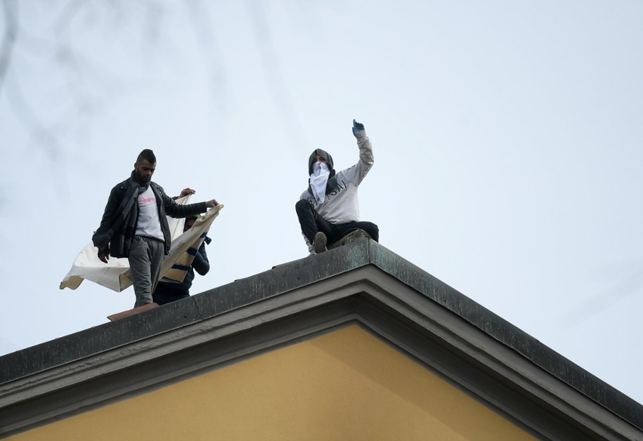 Więźniowie na dachu mediolańskiego więzienia. Bunt wybuchł tam w marcu 2020 roku. /Xinhua News/East News /East News