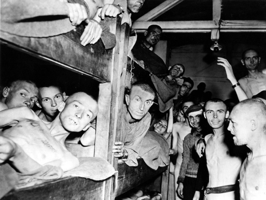 Więźniowie obozu Mauthausen na krótko przed końcem II wojny światowej /	dpa inp /DPA /PAP