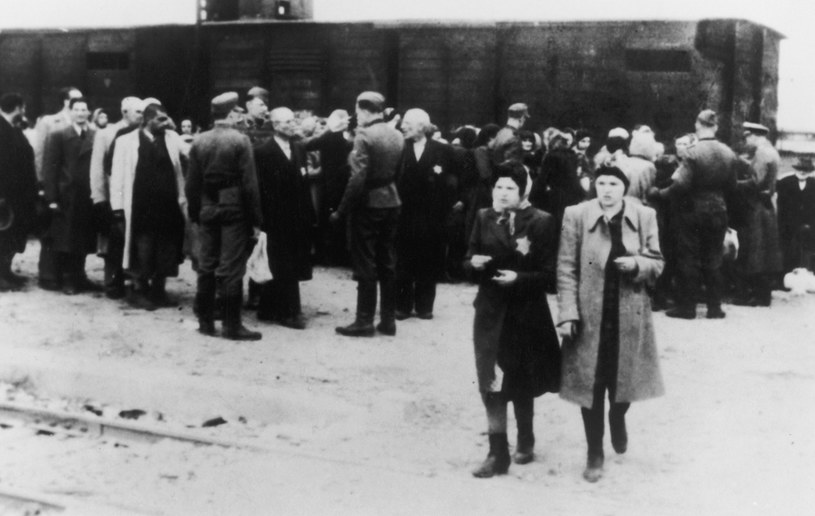 Więźniowie przywiezieni do obozu koncentracyjnego Auschwitz około roku 1943. /Hulton Archive /Getty Images