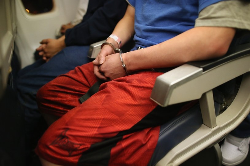 Więźniowie w czasie lotu mają skute zarówno nogi, jak i ręce. Strażnicy i tak śledzą każdy ich ruch /Getty Images
