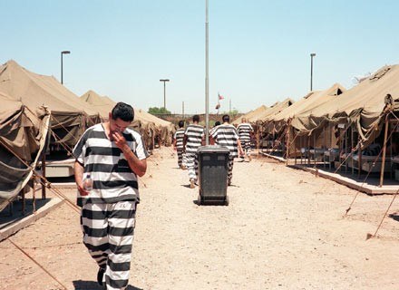 Więźniowie w miasteczku namiotowym Arpaio, maj 1997 /AFP
