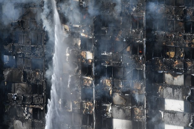 Wieżowiec, który spłonął w Londynie /FACUNDO ARRIZABALAGA /PAP/EPA
