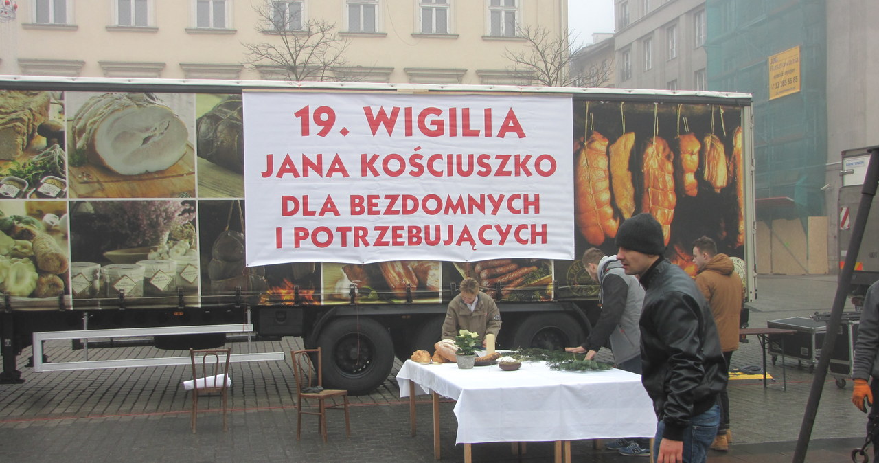 Wigilia dla bezdomnych i potrzebujących na Rynku Głównym w Krakowie