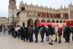 Wigilia dla bezdomnych i potrzebujących na Rynku Głównym w Krakowie