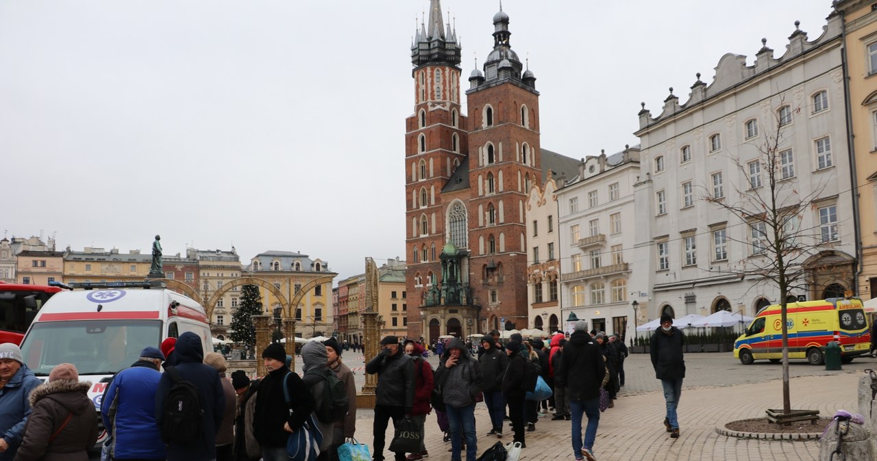 Wigilia dla bezdomnych i potrzebujących na Rynku Głównym w Krakowie